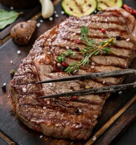 Steak grillé gros sel